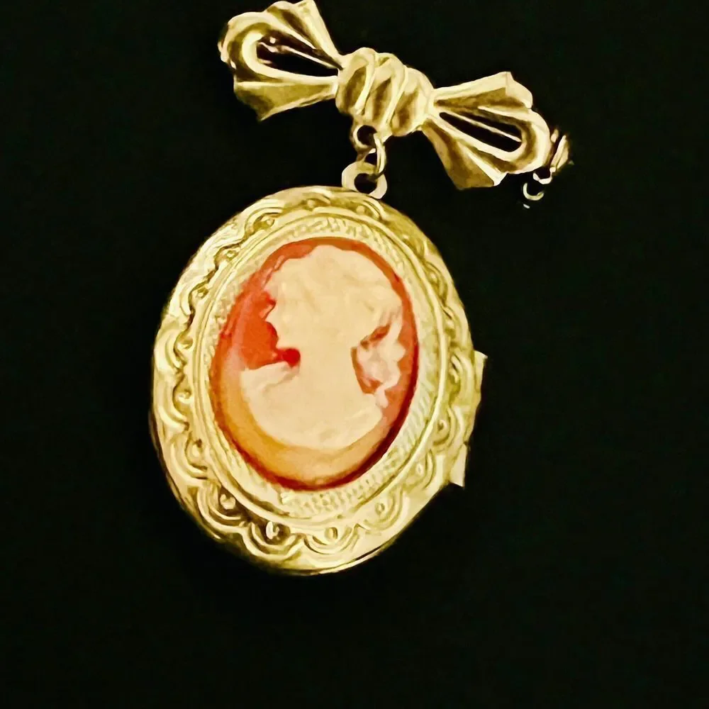 Vintage Cameo Locket Brooch Pin Bow Dangle Lady Cameo Photo Holder Gold T 1094